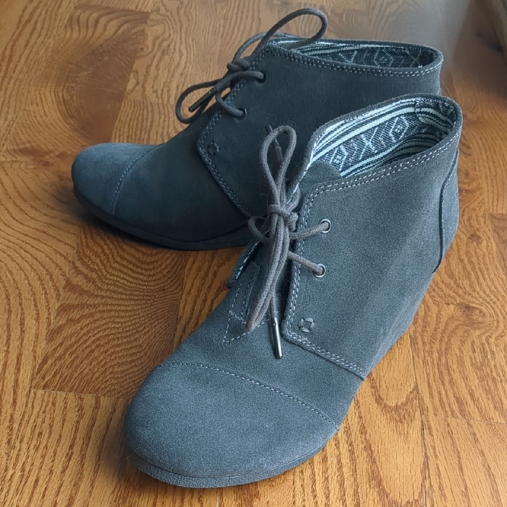 Tom's Desert Wedge Suede Bootie